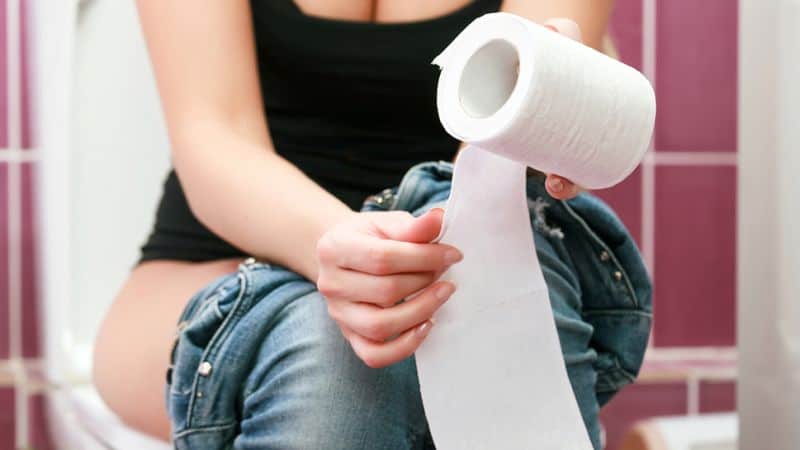 Sử dụng giấy vệ sinh kém chất lượng để lau vùng kín cac-thoi-quen-de-gay-vo-sinh-nu-ngay-den-do-3