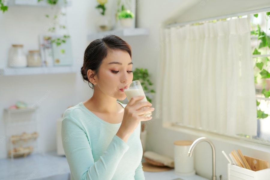 Uống sữa đậu nành với lượng phù hợp không gây vô sinh ở nữ giới