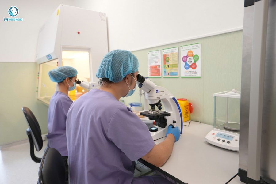 Các chuyên gia tiến hành xét nghiệm kỹ lưỡng để tìm được gen bất thường gây bệnh hiếm Các chuyên gia tiến hành xét nghiệm kỹ lưỡng để tìm được gen bất thường gây bệnh hiếm