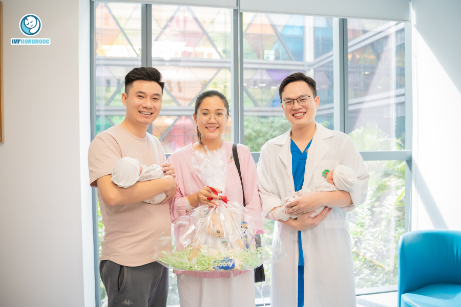 Bác sĩ Nguyễn Văn Hoàng đến thăm gia đình cặp song sinh IVF Bác sĩ Nguyễn Văn Hoàng đến thăm gia đình cặp song sinh IVF