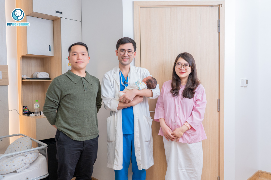 Bác sĩ Bình Dương tới thăm em bé và gia đình sau một chu kỳ IVF thành công - sinh con khỏe mạnh Bác sĩ Bình Dương tới thăm em bé và gia đình sau một chu kỳ IVF thành công - sinh con khỏe mạnh