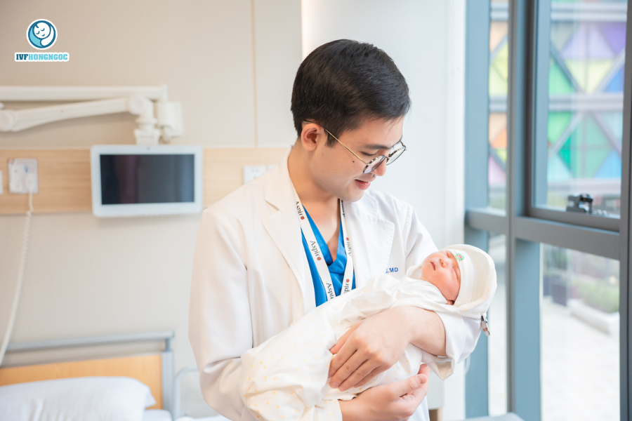Bác sĩ Nguyễn Bình Dương tới thăm em bé Kim Ha Jun khi vừa mới chào đời Bác sĩ Nguyễn Bình Dương tới thăm em bé Kim Ha Jun của vợ chồng Việt Hàn