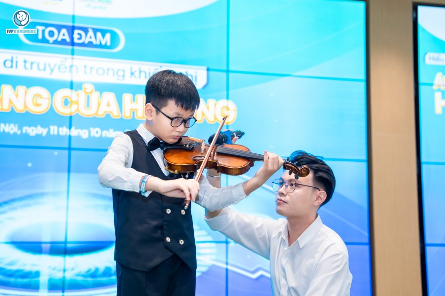 Chương trình văn nghệ được thực hiện bởi CLB khiếm thị RB Chương trình văn nghệ tại tọa đàm được thực hiện bởi CLB khiếm thị RB