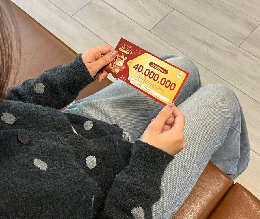 Khách hàng may mắn nhận voucher trị giá 40 triệu đồng Khách hàng may mắn nhận voucher trị giá 40 triệu đồng