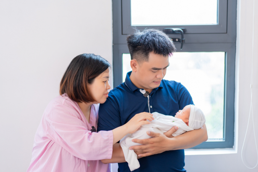 Gia đình chị Luyến, anh Lịch đón bé đầu lòng sau 10 năm