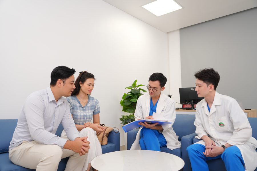 Bác sĩ IVF và bác sĩ Di truyền tư vấn song song cho cặp đôi Bác sĩ IVF và bác sĩ Di truyền tư vấn song song cho cặp đôi