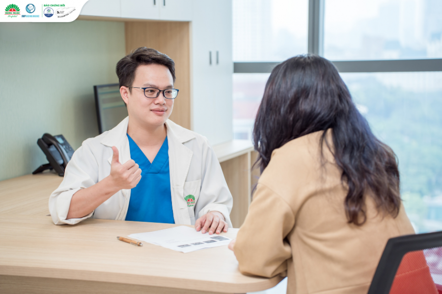 BSNT.CKI Nguyễn Văn Hoàng tư vấn 1:1 cùng bệnh nhân trong hành trình điều trị hiếm muộn. 