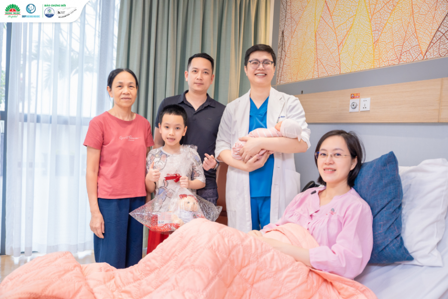 Khoảnh khắc hạnh phúc của gia đình bên BS Lê Duy Thảo sau hành trình hiện thực hóa ước mơ làm cha mẹ.