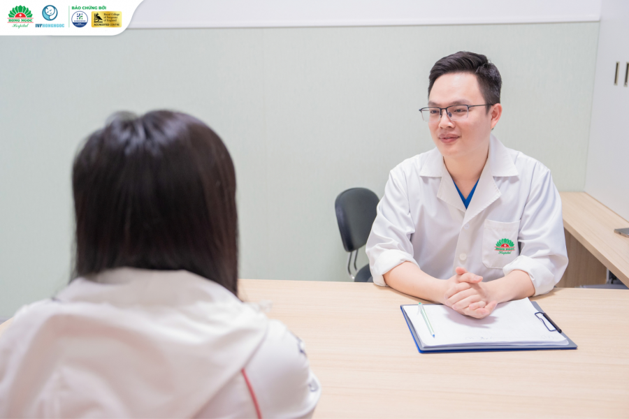 Bác sĩ Nguyễn Văn Hoàng trực tiếp thăm khám 1-1 để đưa ra phác đồ tối ưu